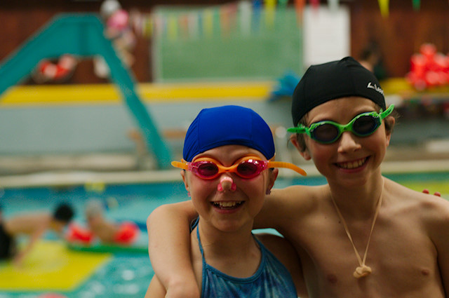 kids-swimming-goggles